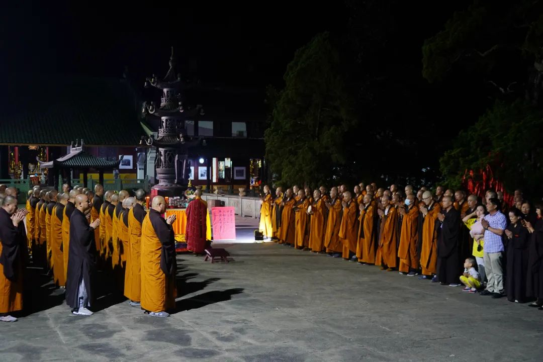 中秋佳節(jié)天童禪寺常住舉行拜月祈?；顒? src=