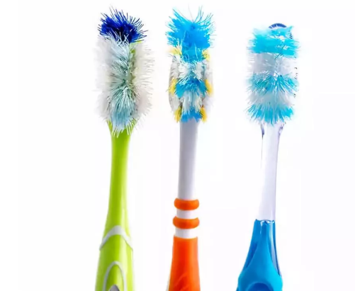 讓口腔清爽、牙齒潔白的利器！最新鬼才設(shè)計(jì)——火爆全球的牙刷！0.18超細(xì)尖毛，25度天鵝頸，牙縫殘?jiān)?、污垢一掃而光? src=