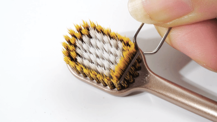 讓口腔清爽、牙齒潔白的利器！最新鬼才設(shè)計(jì)——火爆全球的牙刷！0.18超細(xì)尖毛，25度天鵝頸，牙縫殘?jiān)?、污垢一掃而光? src=